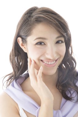 gülümseyen genç Asyalı kadın