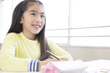 Şirin Asyalı kız sınıfta okuyor.