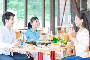 Asyalılar restoranda yemek yiyor. 