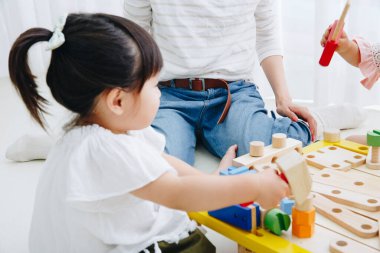 Ahşap eğitim oyuncaklarıyla oynayan çocuklar