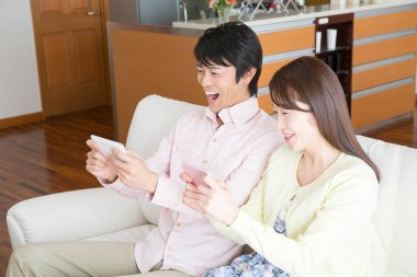 Genç çift akıllı telefonlar kullanarak