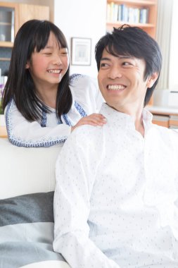 Mutlu Asyalı aile birlikte vakit geçiriyor.