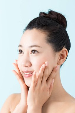 Mükemmel ciltli güzel bir Japon kadının portresi.