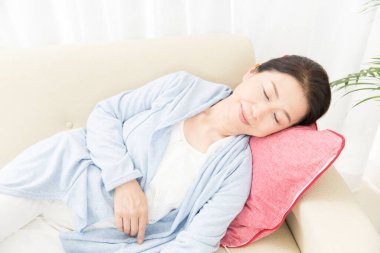 Yastığın üzerinde uyuyan Asyalı kadın