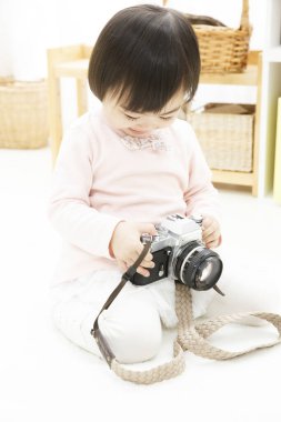 Küçük kız kamera ile oynamaya