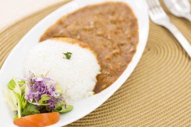 Beyaz tabakta körili lezzetli pilavın yemek fotoğrafı.