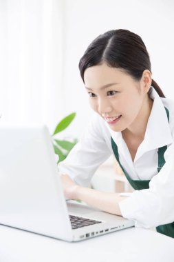 Laptop kullanan çekici bir kadının portresi