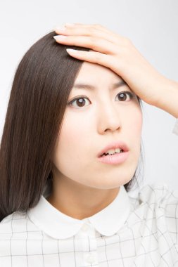 Genç Asyalı kadının başı ağrıyor..