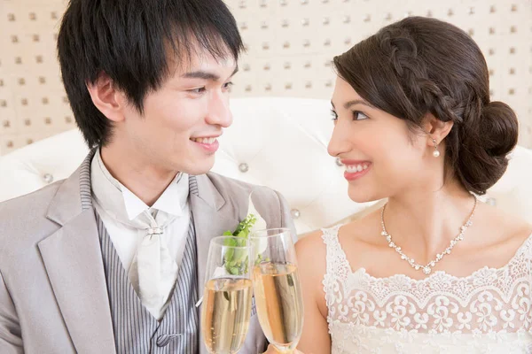 Güzel Mutlu Genç Bir Çift Ellerinde Şampanya Kadehleri — Stok fotoğraf