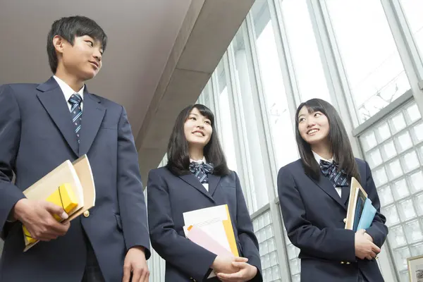 Vrolijke Jonge Japanse Studenten Met Boeken Middelbare School — Stockfoto