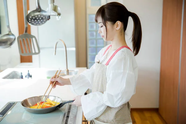 Portrét Mladé Japonské Ženy Připravující Jídlo Kuchyni — Stock fotografie