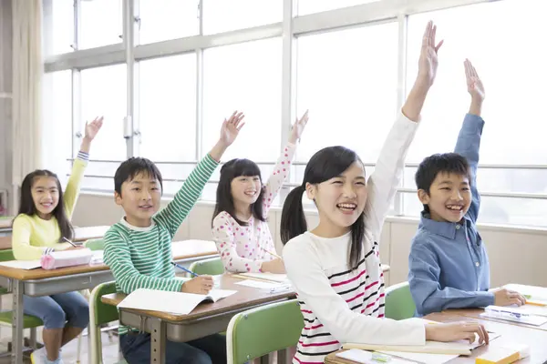 Grupa Japońskich Dzieci Podniesionymi Dłońmi Podczas Lekcji — Zdjęcie stockowe