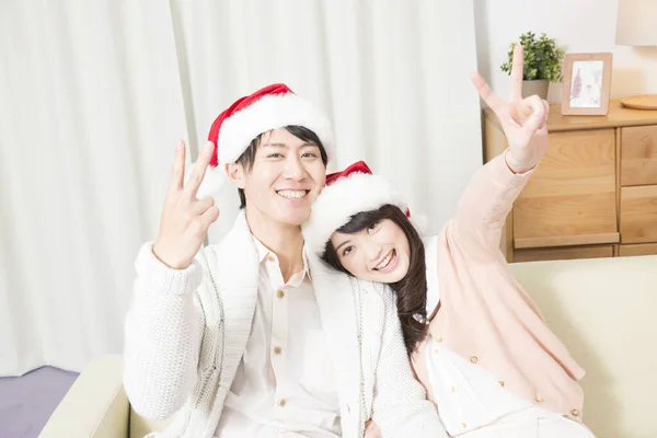 Asiático Pareja Usando Santa Sombreros Celebrando Nuevo Año Casa —  Fotos de Stock