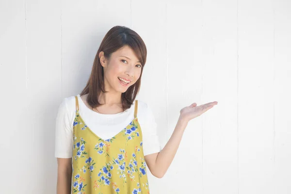 Japansk Kvinna Grön Klänning Gester Vit Bakgrund — Stockfoto