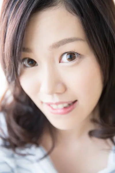 白い背景のカメラを見ている美しい日本人女性のスタジオショット — ストック写真