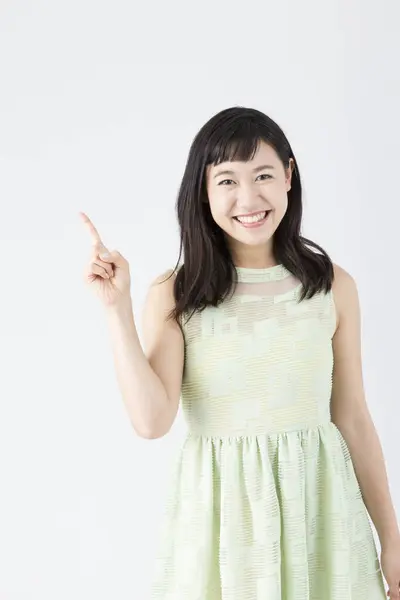 Mujer Japonesa Vestido Verde Gesticulando Sobre Fondo Blanco — Foto de Stock