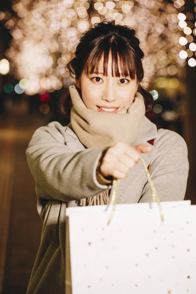 Краса Японська Жінка Осінньому Одязі Стоїть Вулиці Сумками Покупок Освітлений — стокове фото