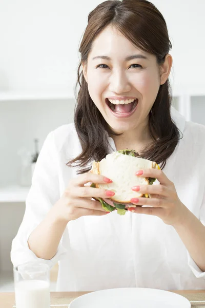 Wanita Asia Muda Makan Sandwich Lezat — Stok Foto