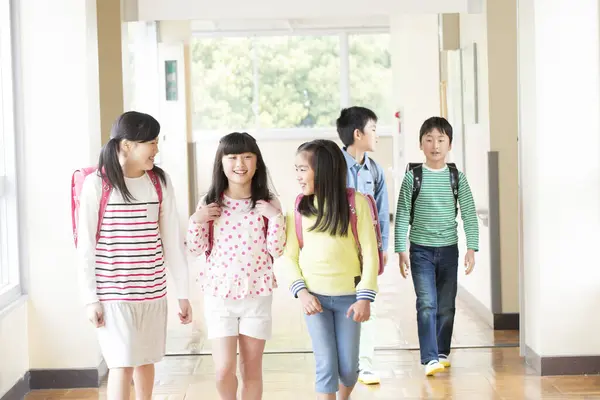 Grupp Japanska Barn Med Ryggsäckar Promenader Skolan Korridor — Stockfoto