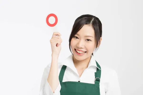Glimlachende Aziatische Serveerster Tonen Teken — Stockfoto