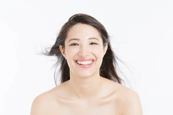 Молодая Счастливая Женщина Летающим Ветром Волосы Изолированы Белом Фоне — стоковое фото
