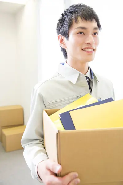 Joven Japonés Hombre Llevar Caja Oficina — Foto de Stock