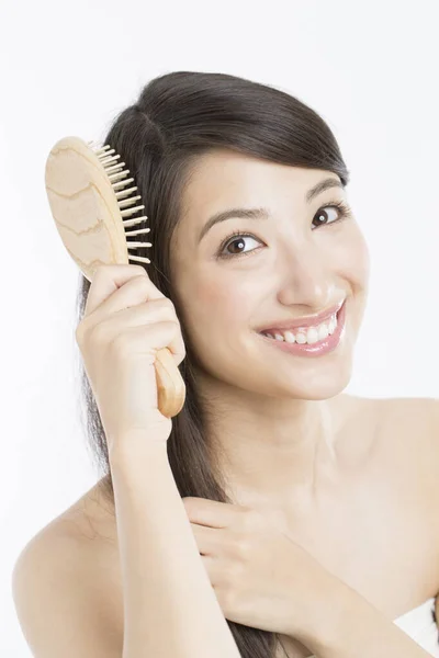 Belle Japonaise Femme Brossant Ses Cheveux Avec Peigne Sur Fond — Photo