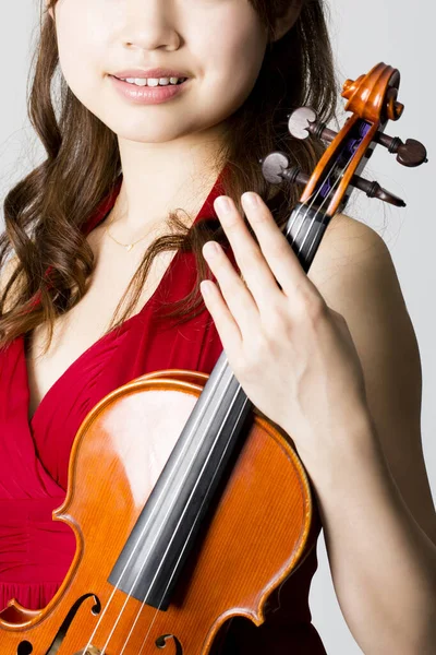 Frau Posiert Mit Geige Großaufnahme — Stockfoto