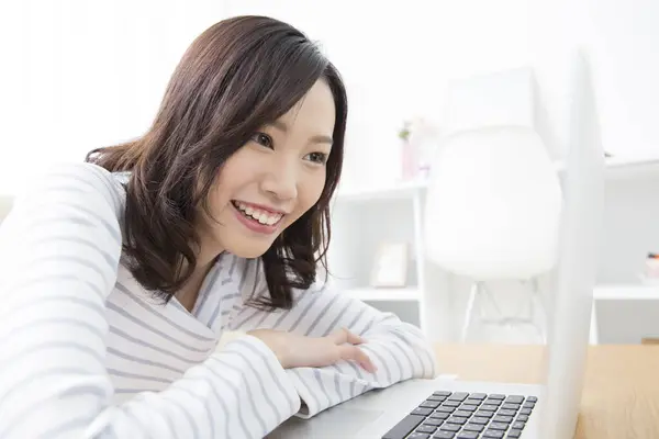 Sonriente Asiático Mujer Usando Laptop Casa —  Fotos de Stock