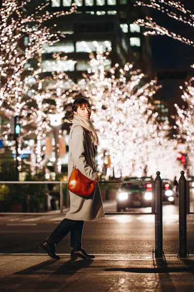 Beleza Mulher Japonesa Roupas Outonais Sentado Rua Iluminado Fundo Cidade — Fotografia de Stock