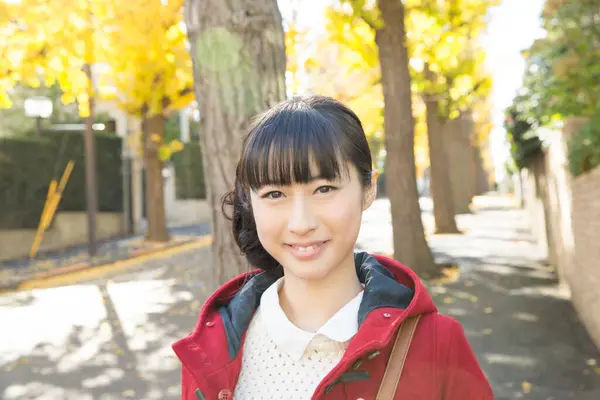 秋天公园里的年轻日本姑娘 — 图库照片