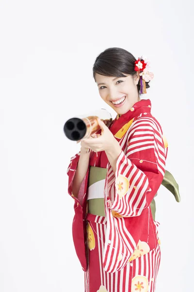 Portret Pięknej Młodej Kobiety Tradycyjnym Japońskim Kimono Trzymającym Teleskop — Zdjęcie stockowe