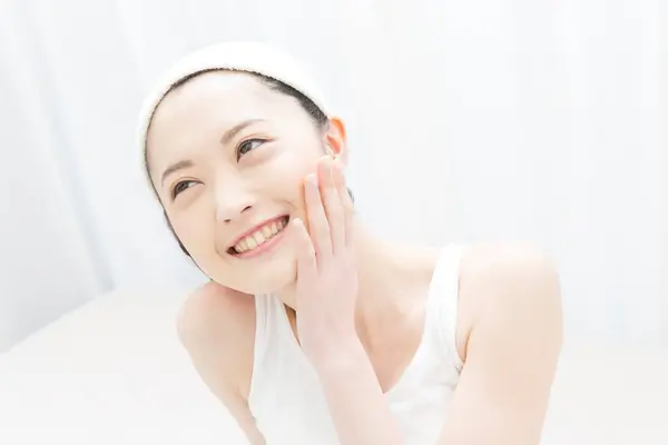 Schöne Asiatische Frau Tun Hautpflege Routine — Stockfoto