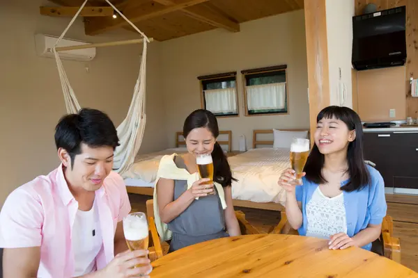 Sorrindo Amigos Asiáticos Bebendo Cerveja Quarto Hotel Durante Férias — Fotografia de Stock