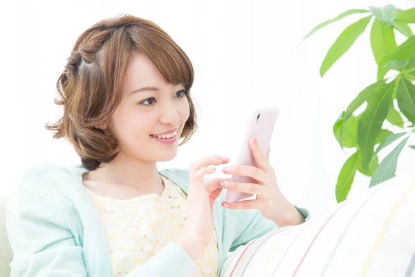 Joven Mujer Asiática Usando Smartphone —  Fotos de Stock