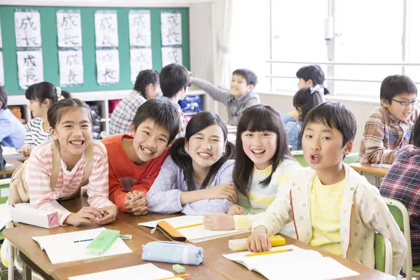 Asyalı Çocukların Okul Sınıfındaki Portresi — Stok fotoğraf
