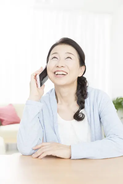 Nahaufnahme Schön Senior Asiatisch Frau Mit Telefon — Stockfoto