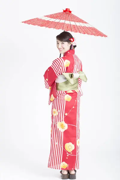 赤い傘で着物に美しい日本の女性の肖像画 — ストック写真