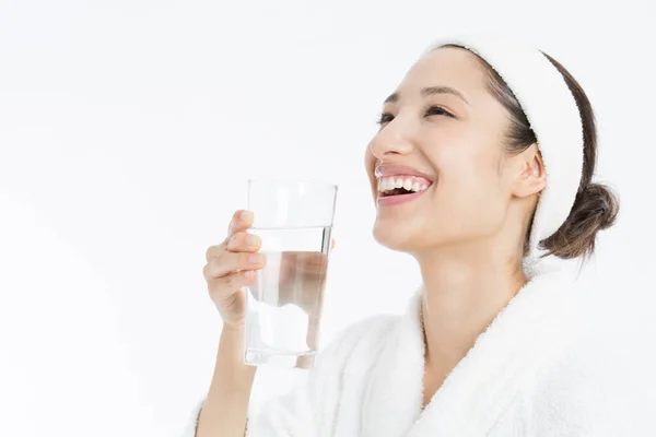 Sonriente Asiática Joven Mujer Sosteniendo Vaso Agua — Foto de Stock