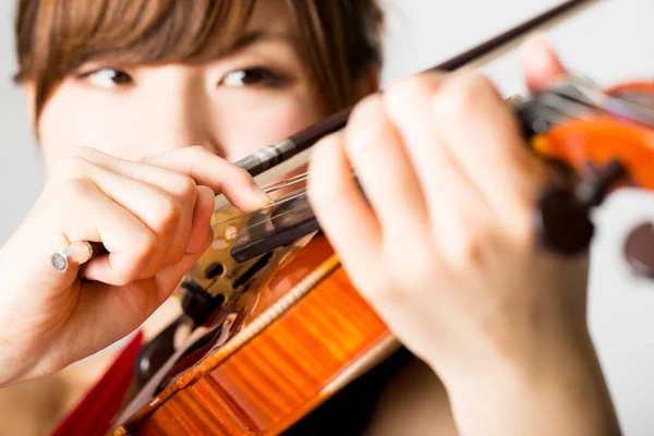 Mulher Posando Com Violino Perto — Fotografia de Stock
