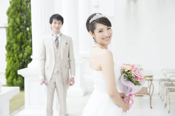 Портрет Красивої Щасливої Молодої Весільної Пари Позує Разом — стокове фото