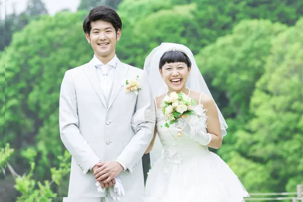 Retrato Jovens Asiáticos Recém Casados Parque — Fotografia de Stock