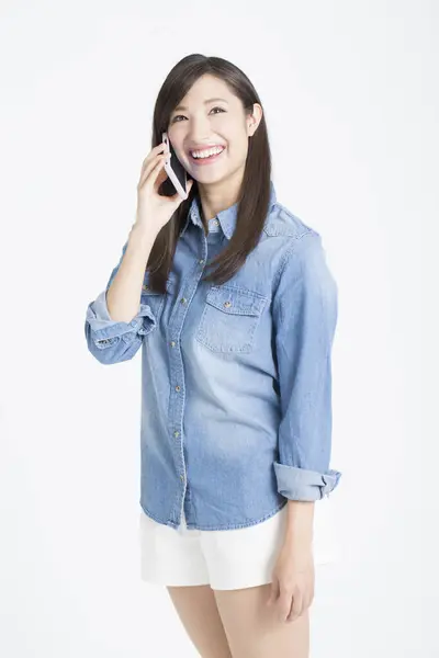 Asiatisk Kvinna Talar Smartphone Isolerad Vit Bakgrund — Stockfoto