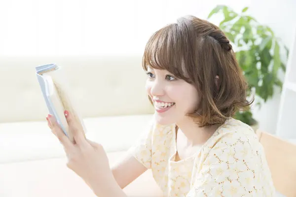Young Asian Woman Reading Book Home — Stock Photo, Image