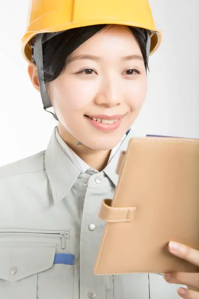 日本年轻貌美的女子头戴安全帽 头戴白色画室背景的肖像 — 图库照片