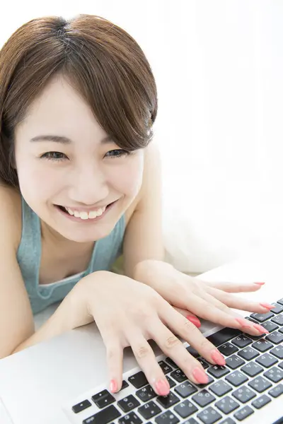 Asyalı Kadın Dizüstü Bilgisayarla Yatakta Yatıyor — Stok fotoğraf
