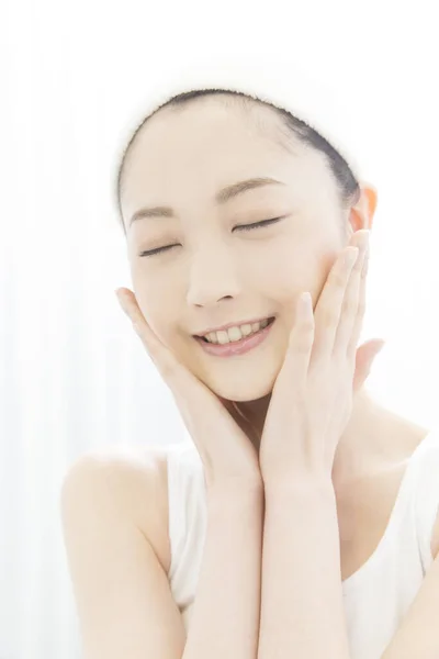 美丽的亚洲女人做皮肤护理例行公事 — 图库照片