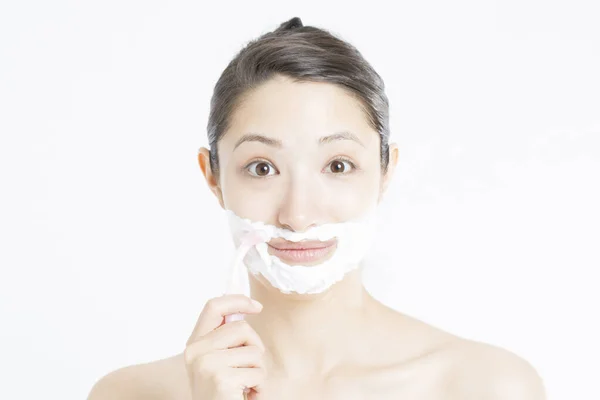 年轻的亚洲女人刮脸的画像 — 图库照片