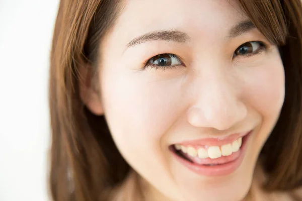Retrato Bela Mulher Japonesa Sorrindo Fundo Branco — Fotografia de Stock