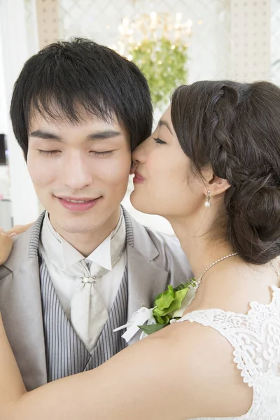 Πορτρέτο Της Όμορφης Νεαρής Νύφης Φιλιά Χαρούμενος Όμορφος Γαμπρός — Φωτογραφία Αρχείου